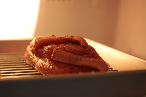 豚バラ肉を冷蔵庫で寝かせる。