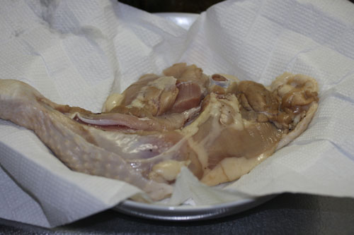 鶏肉をキッチンペーパーで水気をふき取る