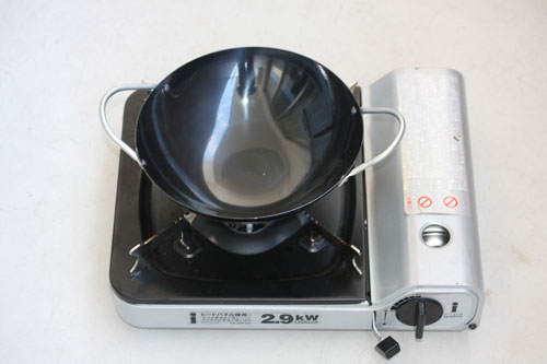 中華鍋で燻製をする