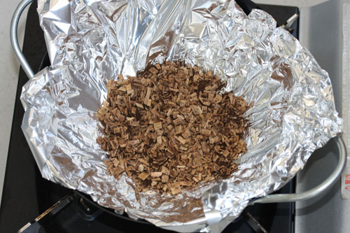 中華鍋に燻製チップを入れる