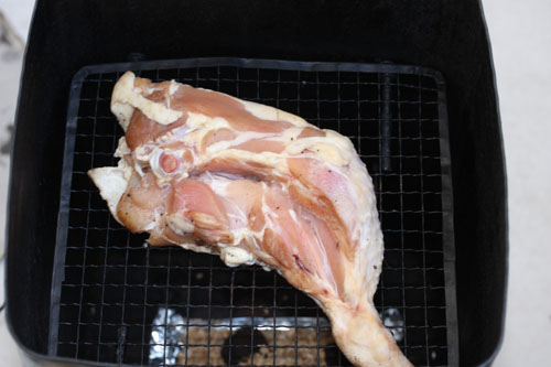 鶏モモ肉燻製準備