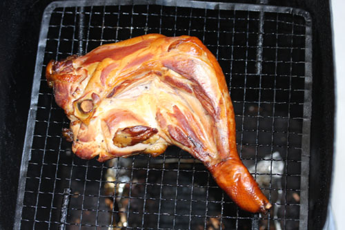 一斗缶で鶏肉燻製